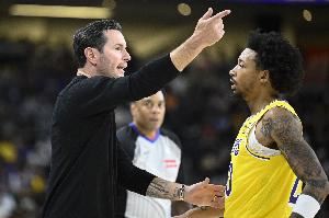 中规中矩！湖人双向后卫尼克-史密斯10中3拿到8分4板2助 三分6中2