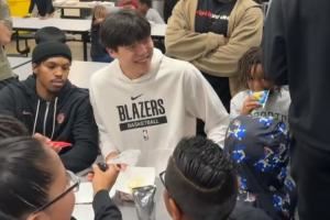 🥰小杨很招小球迷喜爱啊！小吧在现场参与杨瀚森社区活动