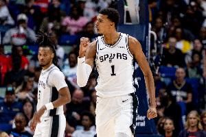 这就有点吓人了！文班前两个赛季仅1场失误数为0 本赛季2场都是0