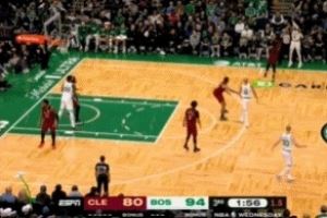 这也能行！安芬尼-西蒙斯被逼抢扔出超远压哨三分命中