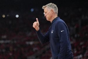 科尔：我们有太多不必要的犯规 给了对手28个罚球&这太多了图片