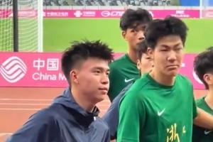浙江U20男足全运会输球后谢场被球迷训话 王钰栋无奈摇头转身离开